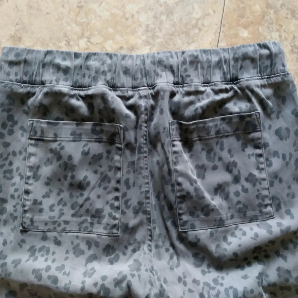 Cloth & Stone Gray Leopard Pull-On Drawstring joggers, size Medium - Picture 4 of 8